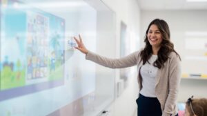 Cara Menggunakan Fitur 'Freeze' Layar Smartboard saat Guru Membuka Kunci Jawaban